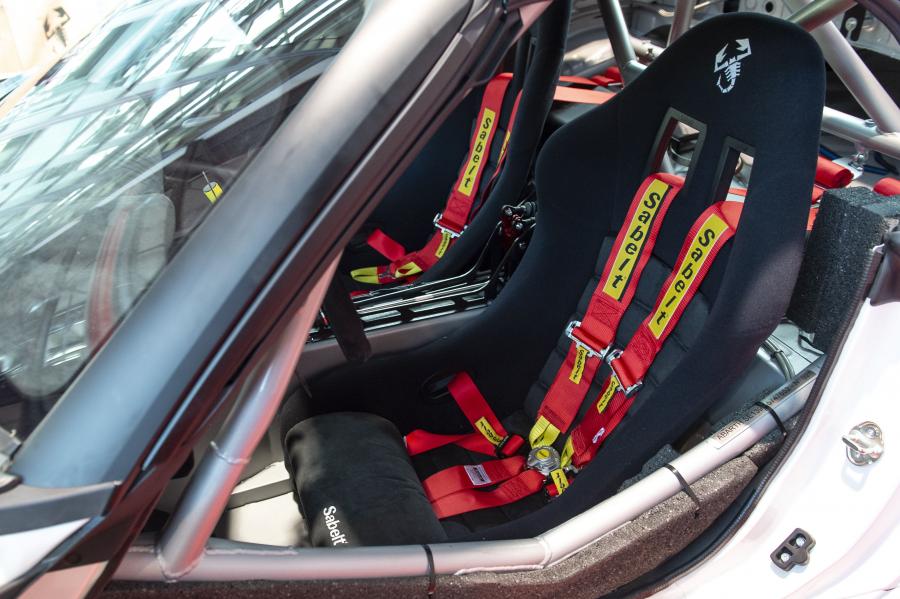 Интерьер Abarth 124 rally (348) 2019 года  (фото 7 из 19)
